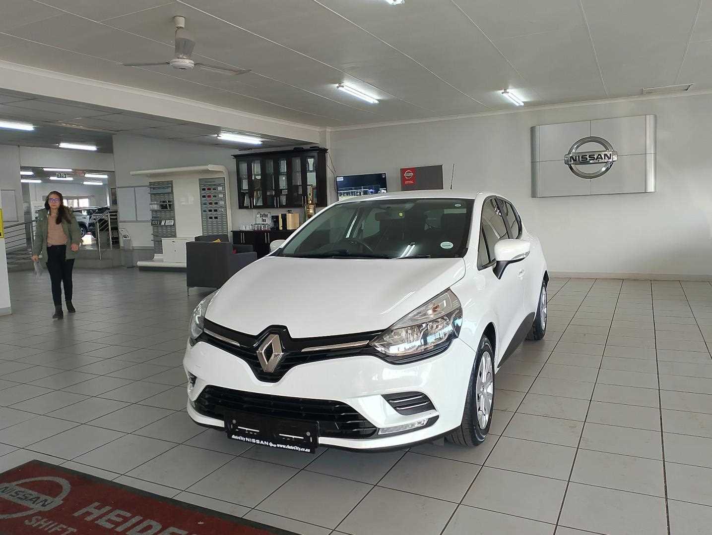 Renault CLIO IV 900T AUTHENTIQUE 5DR (66KW) for Sale in South Africa