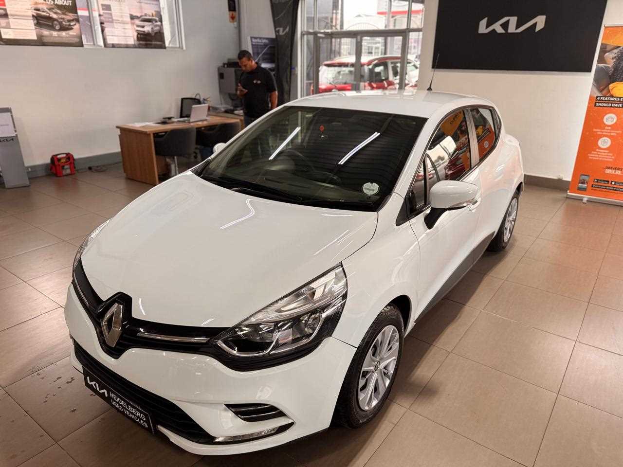 Renault CLIO IV 900T AUTHENTIQUE 5DR (66KW) for Sale in South Africa