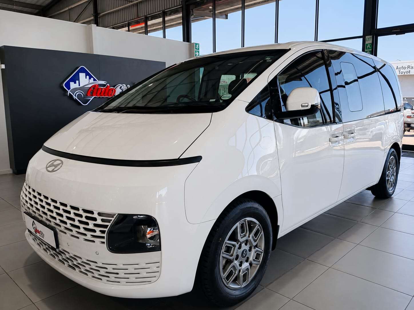 Hyundai 2.2D Executive 9 Seater At